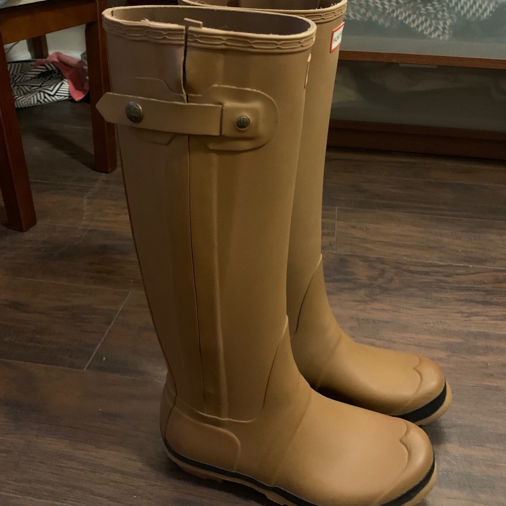 Camel & black Hunter rain boots